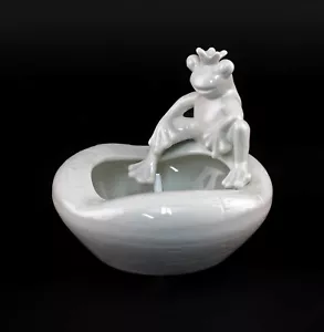 9942855 Porzellan Figur Schale Frosch-König weiß Wagner&Apel 12x10cm - Bild 1 von 3