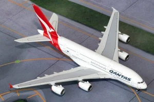 Qantas Airbus A380 VH-OQE GeminiJets GJQFA1375 Scale 1:400 RARE - Picture 1 of 1