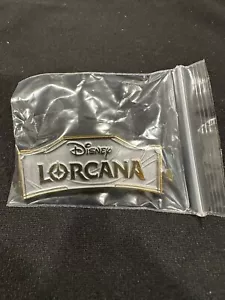 Disney Lorcana - Spilla Promozionale Gioco Organizzato - Inklands - Nuova - BIANCA - Foto 1 di 2