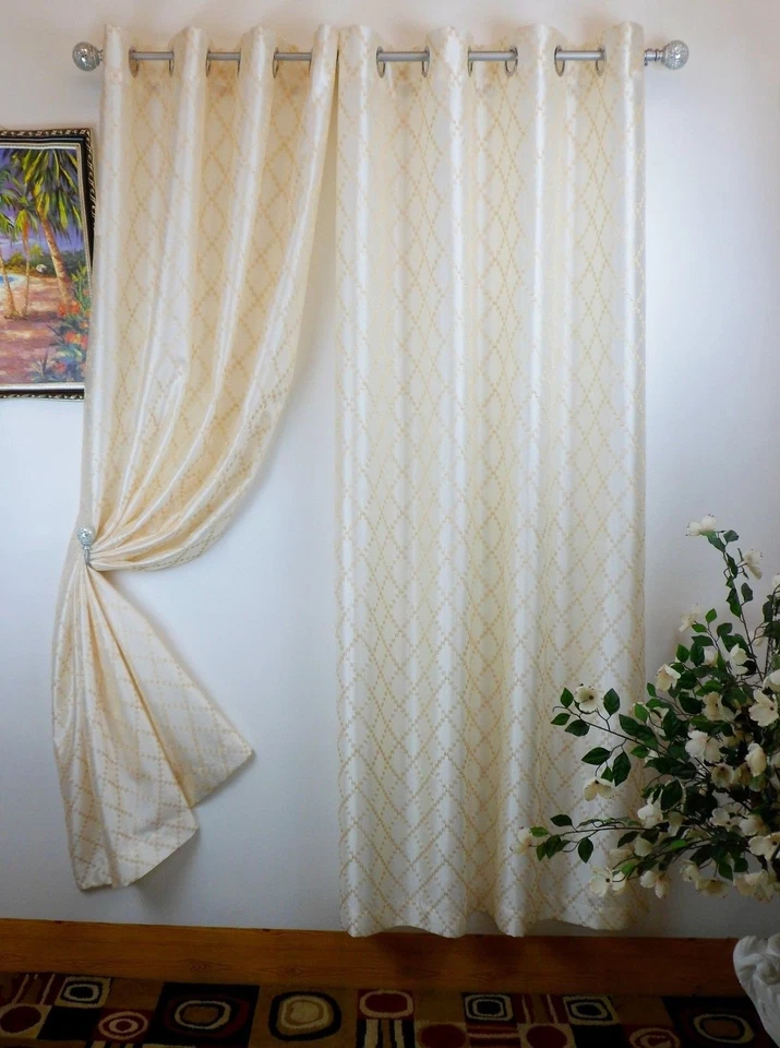 百老汇人造丝绸索环面板带刺绣尺寸;53 英寸 X 84 — 第 1/1 张图片