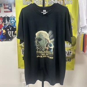 Camisa Gildan, Pino Daniele 19955-2015, Grazie Per I Ricordi, Hombre Talla L - Imagen 1 de 10