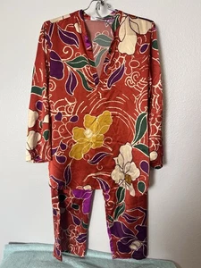 Conjunto de 2 piezas de pijama Natori con botones Top Capri asiático floral colorido pequeño - Imagen 1 de 7