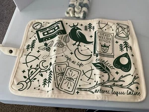 Set scacchi da viaggio ispirato al ciclo del corvo OwlCrate - Foto 1 di 3