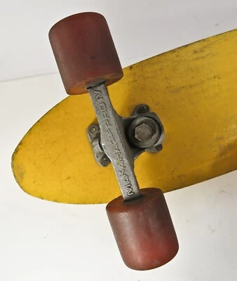 Monopatín vintage de fibra de vidrio amarillo de los años 70 26-1/2" con camiones y ruedas Makaha Foto 1 de 4