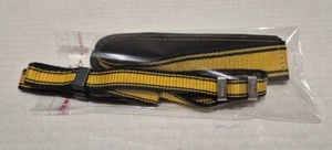 CINGHIA NIKON NYLON GIALLO / NERO CON ASOLE METALLICHE NIKON AUTENTICA - RARA - Foto 1 di 4