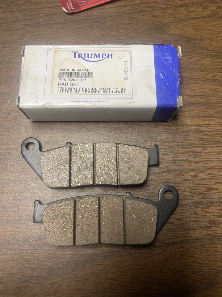 NUEVO DE LOTE ORIGINAL TRIUMPH 1999-2001 LEGEND TT | 2001-2016 JUEGO DE ALMOHADILLAS DELANTERAS AMERICA T2020077 Foto 1 de 2