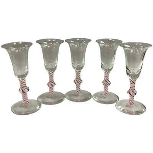 Juego de 5 copas de vino holandesas de finales del siglo XIX con tallo opaco, patrón de torsión rojo y blanco - Imagen 1 de 9
