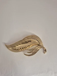 Crown Trifari 1955-1969 Brushed Gold Tone Leaf Pin Brooch 2.5" Long - Picture 1 of 8