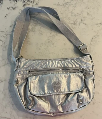 Bolso Bandolera Kipling Syro Cartera Plata Gris Metálico Moteado  Foto 1 de 4