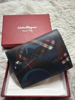 NUEVA Auténtica Cartera Ferragamo Para Hombre Cuero Saffiano Azul Doble Plegable Foto 1 de 4