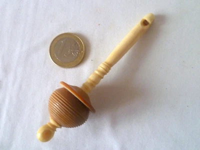 ANCIEN SIFFLET HOCHET DE BÉBÉ EN OS DE BOEUF ET NOIX DE COROZO XIXème - Photo 1/4