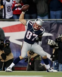 Foto de Rob Gronkowski Spiking After Touchdown New England Patriots 8x10 NFL - Imagen 1 de 1