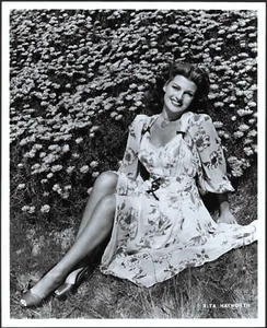 RITA HAYWORTH VINTAGE ORIGINAL PHOTO ACTRESS ๐ท๐ HOLLYWOOD SEXY STUNNING POSE - Picture 1 of 2
