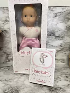 American Girl Bitty Baby 18 Monate, neu im Karton, kommt mit neu im Karton Pyjama-Set - Bild 1 von 4