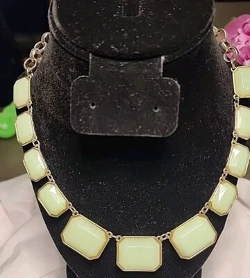 Collar rectangular verde menta J Crew tono dorado grueso declaración verde pálido Foto 1 de 4
