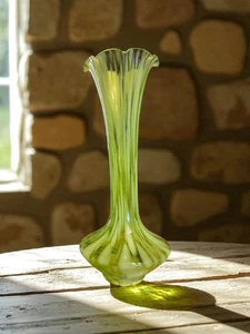 Vintage hellgrün weiß Vase mundgeblasen Stretch 7,75"x3,5" geraffter Rand MCM - Bild 1 von 11