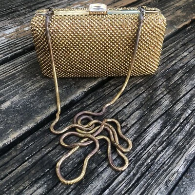 Bolso sin asas de metal Sondra Robert’s dorado de malla con joyas correa de cadena Minaudière Foto 1 de 4