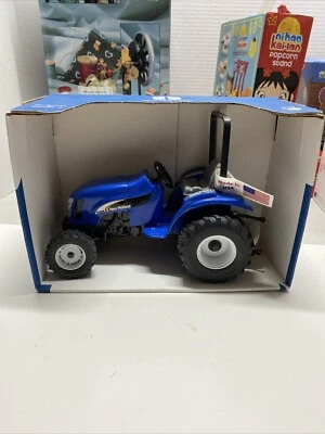 2004 modelos em escala 1:16 New Holland TC33DA trator boomer FH-JLE518DS NOVO NA CAIXA - Imagem 1 de 4