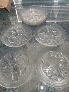 Plato de pez koi de vidrio transparente en relieve 3D con marca Pasari Indonesia 9"D - Juego de 8 - Imagen 1 de 6