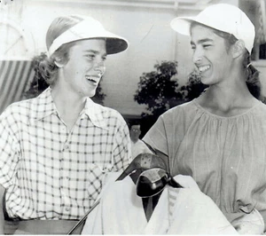 1950 Pressefoto Golferin Pat Lesser poliert ihre Schläger im Indian Hill Country Club - Bild 1 von 2