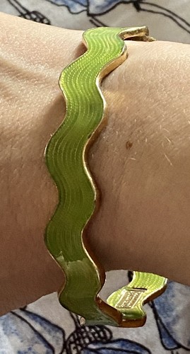 Bracciale ondulato di design Kate Spade smalto verde dorato