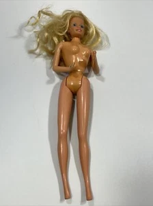 Muñeca Barbie 1966 de colección cabello rubio largo ojos azules con anillo y orejas perforadas - Imagen 1 de 5