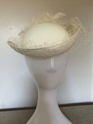 VINTAGE CREAM Beautiful Ladies White Hat Net Wedding, Ascot, Derby, Horse Racing - Image 1 of 4