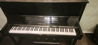 Piano vertical preto Yamaha U1 com cadeira - Imagem 1 de 2