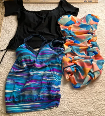 Traje de baño Tops Lote de 3 tallas pequeñas Tankini negro, top azul y un vestido de baño BodyCon Foto 1 de 4