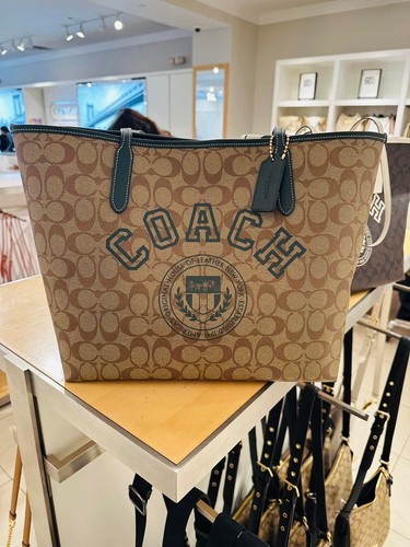 Borsa da città 100% AUTENTICA COACH NUOVA CON ETICHETTE in tela firmata con motivo varsity CB869