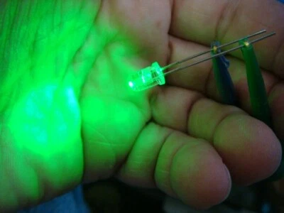 UN Lote 500 HLMP-CM38 LEDES VERDES BRILLANTES sueltos paquete transparente de 5 mm - NUEVO y SIN USAR Foto 1 de 4