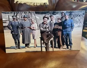 Hogan's Heroes 2. Weltkrieg Comedy Cast Tischplatte TV Show Standee 10 1/2 Zoll lang - Bild 1 von 2