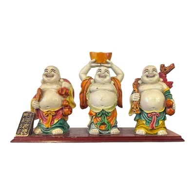 Estatuetas vintage de resina trio de Buda do Riso em base de madeira coloridas 3 estátuas - Imagem 1 de 4