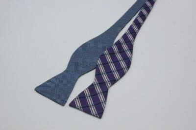 Pajarita de seda ajustable de doble cara. Púrpura con cuadros azules. Foto 1 de 2