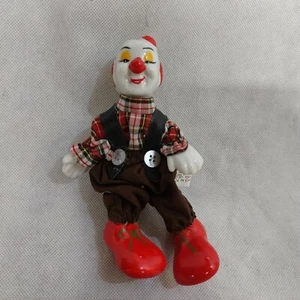 Nadel & Sons Toy Corporation Porzellan Clown Figur sitzt am Regalrand - Bild 1 von 6