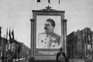Militaria - Berlin-Est - Portrait de Staline - Bild 1 von 1