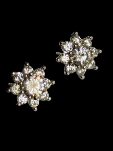 Pendientes brillantes con diseño floral de circonita cúbica plantados de rodio - Imagen 1 de 12
