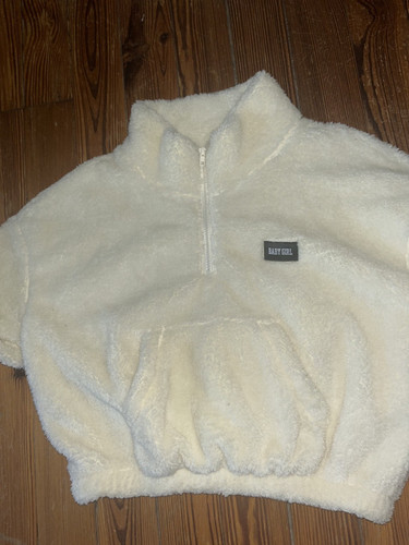 OFF WHITE Felpa maglione nuovo senza etichette senza marchio Fuzzy morbida cropped dice 'Baby Girl' mezza zip L