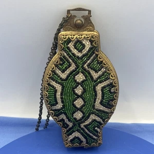Borsa a tracolla vintage Art Deco revival egiziano verde perline chiusura bacio ottone - Foto 1 di 24