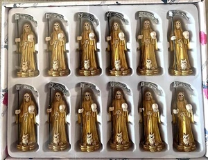 Juego de 12 piezas de bata de color dorado mini Santa Santa Papá Noel con base de calavera de la parca de la muerte de 3" - Imagen 1 de 1