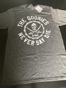 CAMISETA THE GOONIES NEVER SAY DIE GRIS NUEVA CON ETIQUETAS TALLA S - Imagen 1 de 4