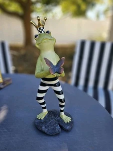 MacKenzie-Childs Exclusivo Courtly Check Fergal la Rana Con Mariposa 15" - Imagen 1 de 9