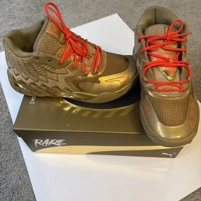 Bola Lamelo PUMA MB.01 Golden Child YouthTalla 5.5 Y Edición Especial Dorada y Coral Foto 1 de 4