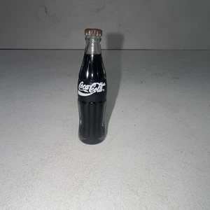 Mini Coca-Cola volle Glasflasche 3 Zoll Original Cola Sammlerstück rote Kappe versiegelt - Bild 1 von 6
