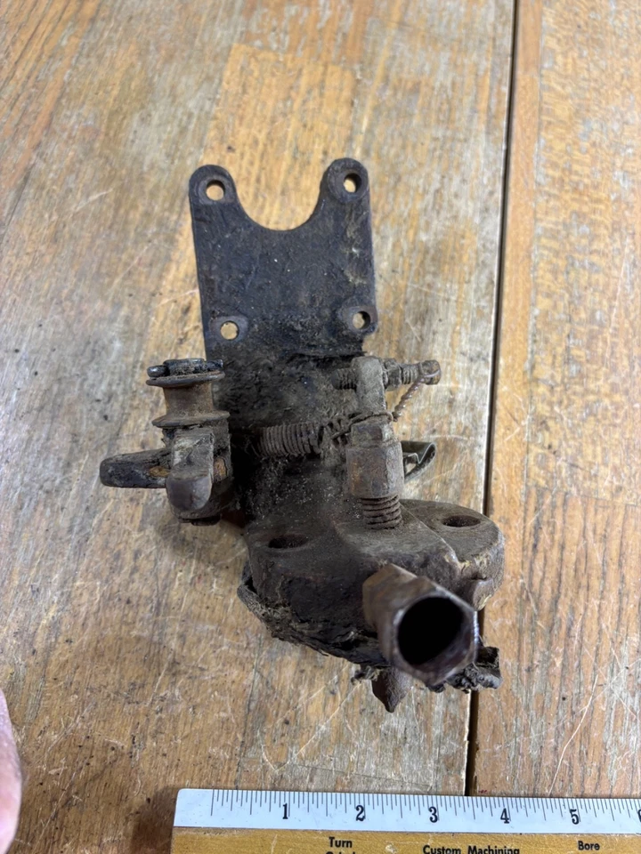 Soporte de bomba mezcladora de combustible IHC hp M Hit Miss motor de gasolina cosechadora internacional Foto 1 de 4