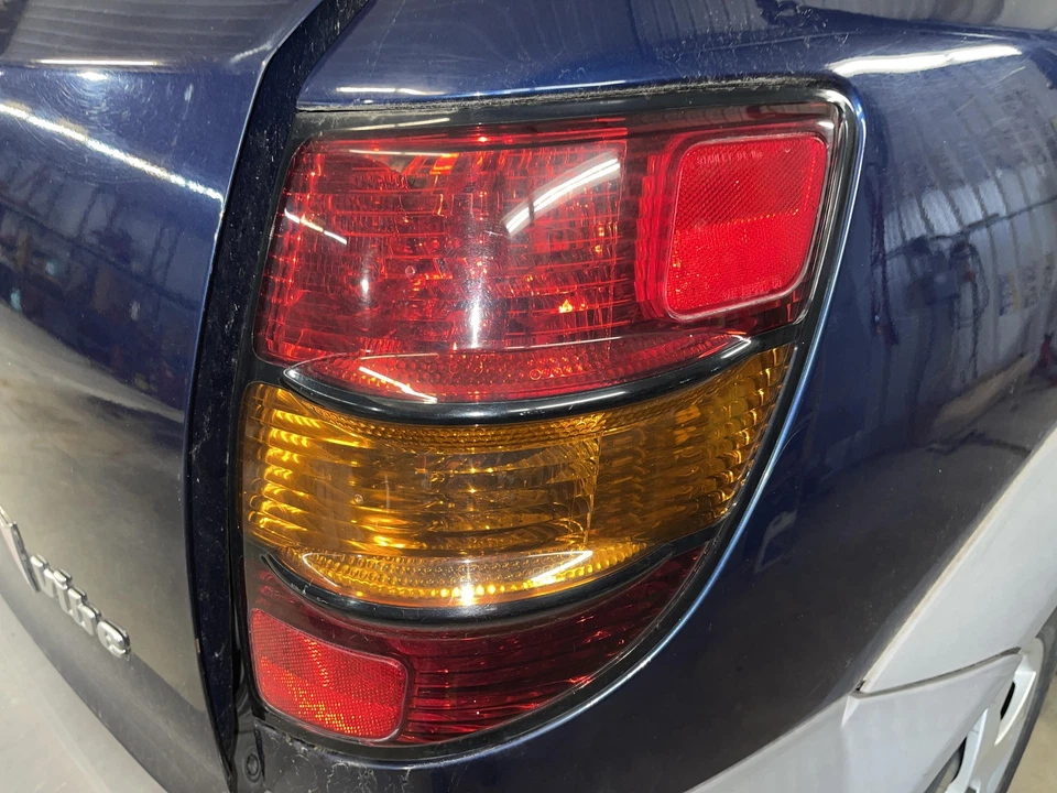 03-08 PONTIAC VIBE conjunto de lanterna traseira direita quarto painel montado - Imagem 1 de 1