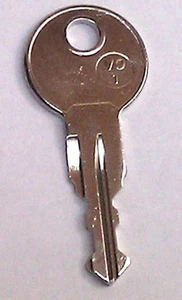 (1)  Hummer H3 Roof Rack Cross Bar Replacement Keys Cut to Key Code SP4 - Imagen 1 de 2