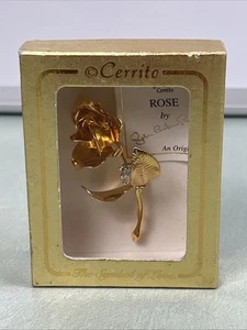 Broche Pin Flor Rosa Cerrito Esmalte Tono Dorado Original EE. UU. Con Caja - Imagen 1 de 6