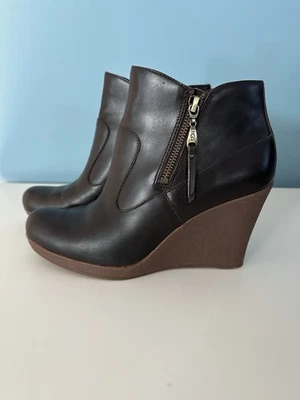 Botas anabela femininas UGG de couro marrom, tamanho EUA 9 excelente estado - Imagem 1 de 4