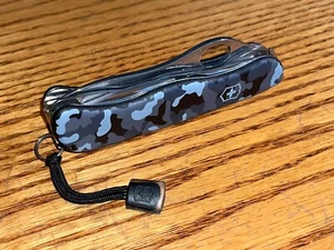 New Victorinox Swiss Army 111mm Knife : One Hand NAVY CAMO TREKKER 0.8463.MW942 - Picture 1 of 7